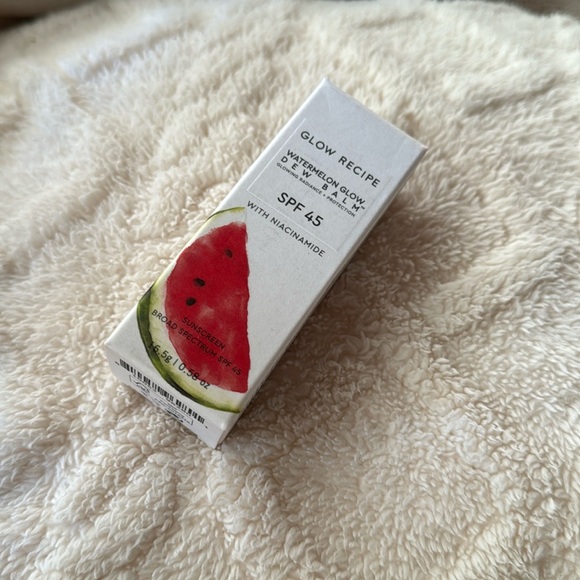 New Glow Recipe
Watermelon Glow Niacinamide Dew Balm Sunscreen Stick- SPF 45 - Picture 2 of 2